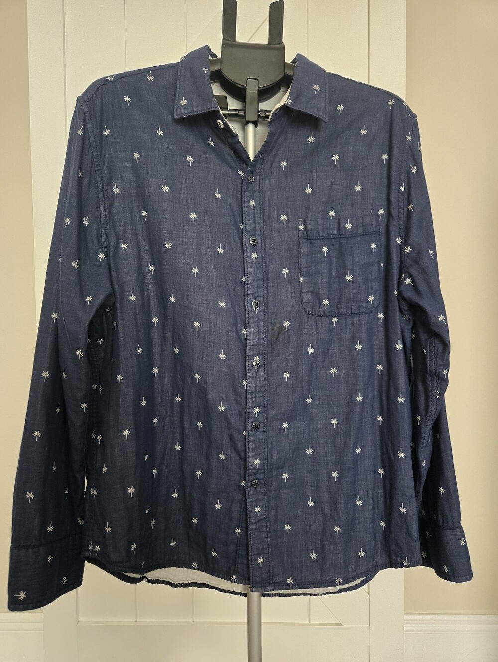 TOMMY BAHAMA Navy L/S Button Down w/ Embroidered Palm Tree Detail. Size L